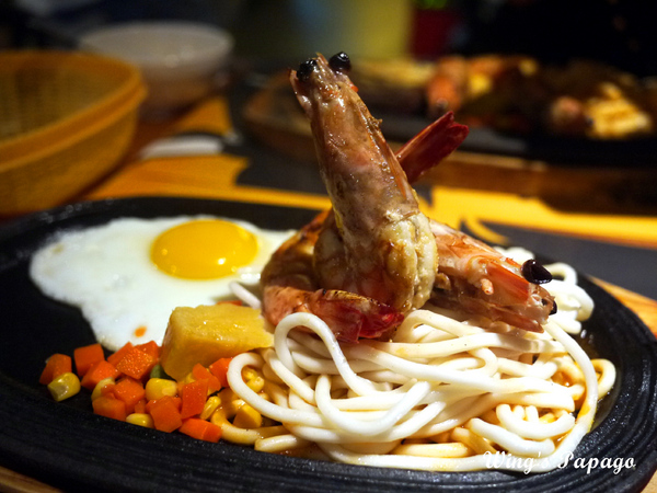 角頭炙燒牛排(新莊廟街店):夜市裡也有高檔牛排。「角頭炙燒牛排」新莊廟街店體驗