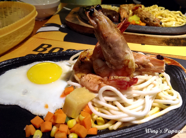 角頭炙燒牛排(新莊廟街店):夜市裡也有高檔牛排。「角頭炙燒牛排」新莊廟街店體驗