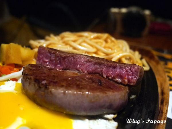 角頭炙燒牛排(新莊廟街店):夜市裡也有高檔牛排。「角頭炙燒牛排」新莊廟街店體驗