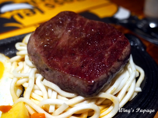 角頭炙燒牛排(新莊廟街店):夜市裡也有高檔牛排。「角頭炙燒牛排」新莊廟街店體驗