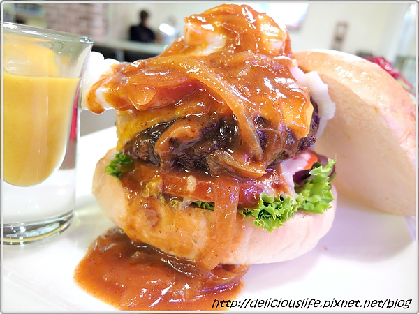 波本嫩蛋起司牛肉漢堡2