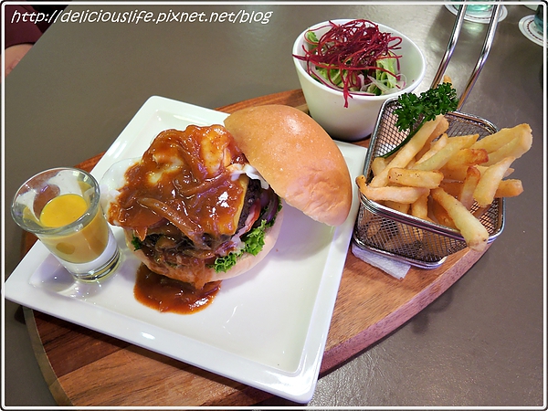 波本嫩蛋起司牛肉漢堡1