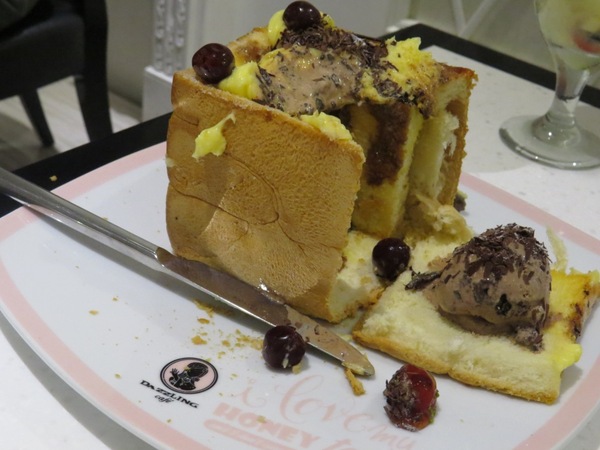 Dazzling Cafe蜜糖吐司專賣店(新竹遠百店)：新竹遊重頭戲之甜滋滋Dazzling Cafe【蜜糖土司/新竹遠百店】