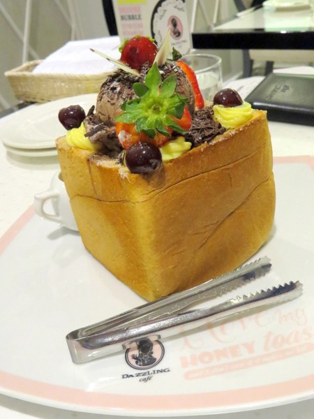 Dazzling Cafe蜜糖吐司專賣店(新竹遠百店)：新竹遊重頭戲之甜滋滋Dazzling Cafe【蜜糖土司/新竹遠百店】