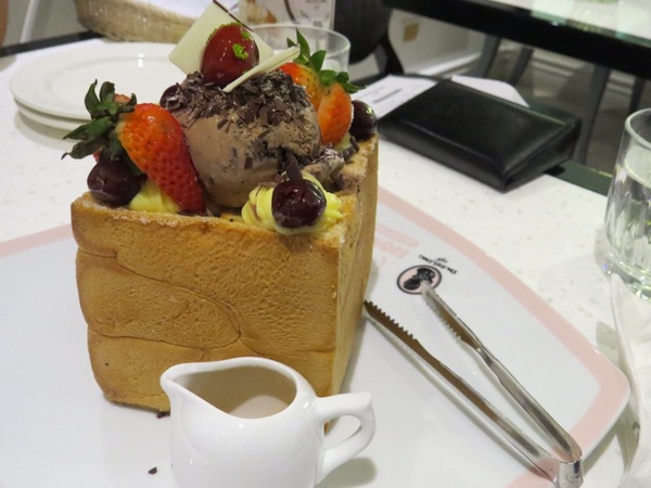 Dazzling Cafe蜜糖吐司專賣店(新竹遠百店)：新竹遊重頭戲之甜滋滋Dazzling Cafe【蜜糖土司/新竹遠百店】