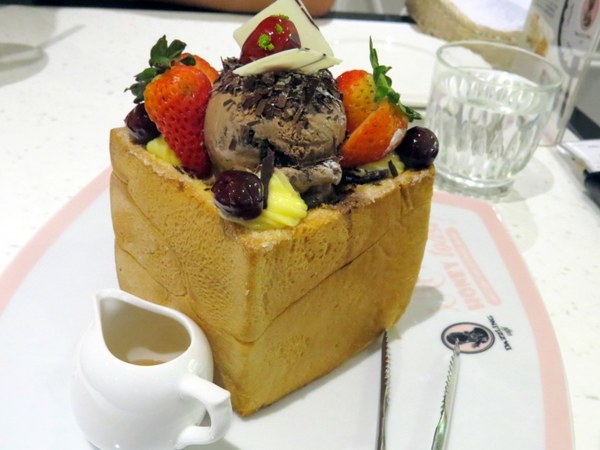 Dazzling Cafe蜜糖吐司專賣店(新竹遠百店)：新竹遊重頭戲之甜滋滋Dazzling Cafe【蜜糖土司/新竹遠百店】