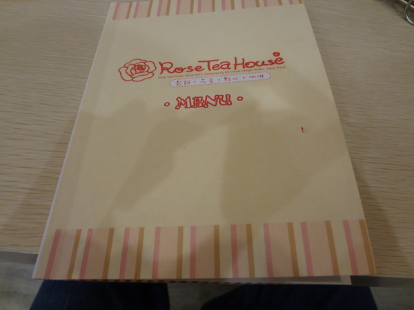 Rose Tea House：1021105[官本金文愛台灣]裝修後首訪Rose Tea House季節水果鬆餅好吃到想唱玫瑰玫瑰我愛妳