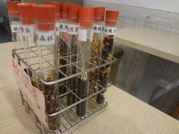 Rose Tea House：1021105[官本金文愛台灣]裝修後首訪Rose Tea House季節水果鬆餅好吃到想唱玫瑰玫瑰我愛妳