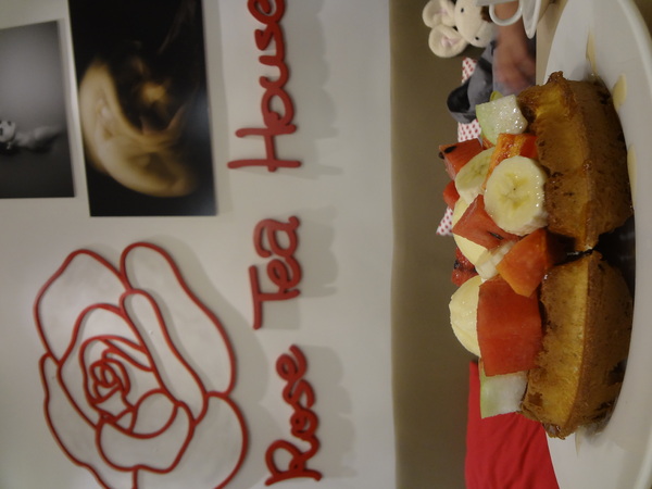Rose Tea House：1021105[官本金文愛台灣]裝修後首訪Rose Tea House季節水果鬆餅好吃到想唱玫瑰玫瑰我愛妳