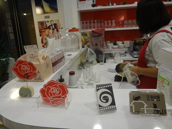 Rose Tea House：1021105[官本金文愛台灣]裝修後首訪Rose Tea House季節水果鬆餅好吃到想唱玫瑰玫瑰我愛妳