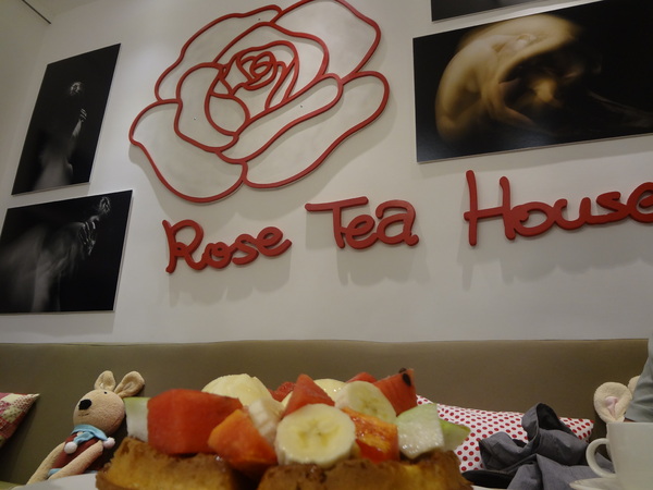 Rose Tea House：1021105[官本金文愛台灣]裝修後首訪Rose Tea House季節水果鬆餅好吃到想唱玫瑰玫瑰我愛妳