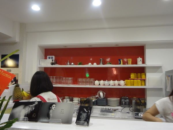 Rose Tea House：1021105[官本金文愛台灣]裝修後首訪Rose Tea House季節水果鬆餅好吃到想唱玫瑰玫瑰我愛妳