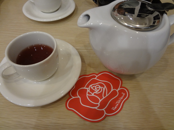 Rose Tea House：1021105[官本金文愛台灣]裝修後首訪Rose Tea House季節水果鬆餅好吃到想唱玫瑰玫瑰我愛妳