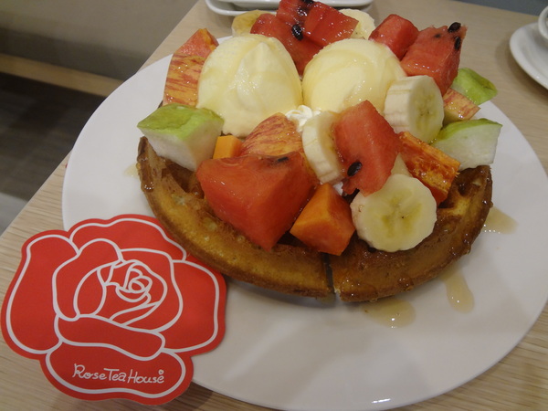 Rose Tea House：1021105[官本金文愛台灣]裝修後首訪Rose Tea House季節水果鬆餅好吃到想唱玫瑰玫瑰我愛妳