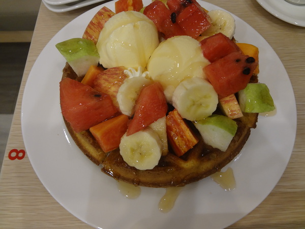 Rose Tea House：1021105[官本金文愛台灣]裝修後首訪Rose Tea House季節水果鬆餅好吃到想唱玫瑰玫瑰我愛妳