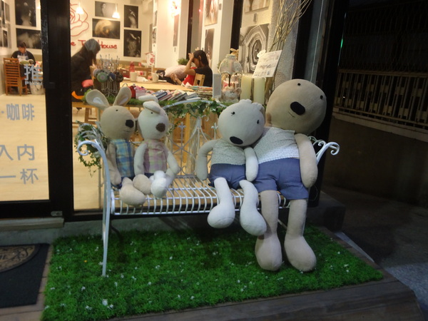 Rose Tea House：1021105[官本金文愛台灣]裝修後首訪Rose Tea House季節水果鬆餅好吃到想唱玫瑰玫瑰我愛妳