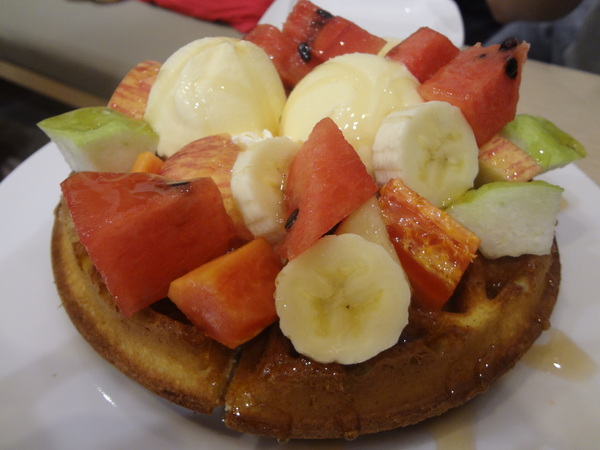 Rose Tea House：1021105[官本金文愛台灣]裝修後首訪Rose Tea House季節水果鬆餅好吃到想唱玫瑰玫瑰我愛妳