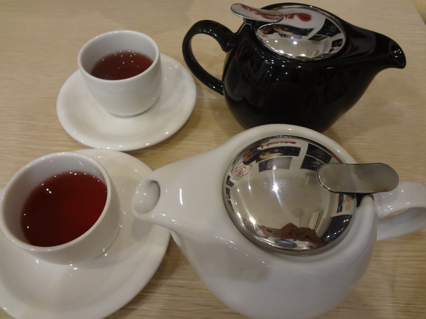 Rose Tea House：1021105[官本金文愛台灣]裝修後首訪Rose Tea House季節水果鬆餅好吃到想唱玫瑰玫瑰我愛妳