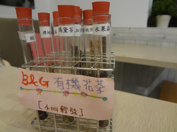 Rose Tea House：1021105[官本金文愛台灣]裝修後首訪Rose Tea House季節水果鬆餅好吃到想唱玫瑰玫瑰我愛妳