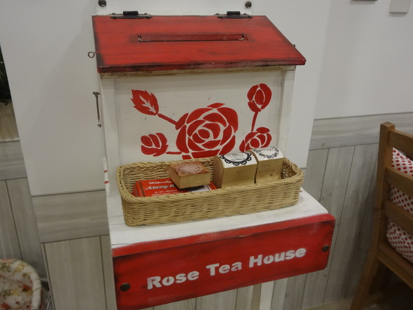 Rose Tea House：1021105[官本金文愛台灣]裝修後首訪Rose Tea House季節水果鬆餅好吃到想唱玫瑰玫瑰我愛妳