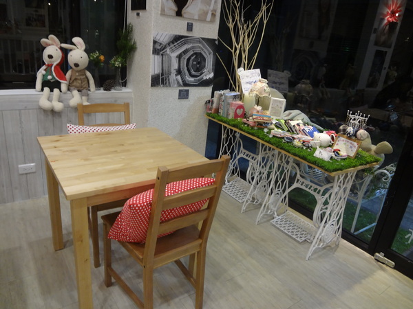 Rose Tea House：1021105[官本金文愛台灣]裝修後首訪Rose Tea House季節水果鬆餅好吃到想唱玫瑰玫瑰我愛妳