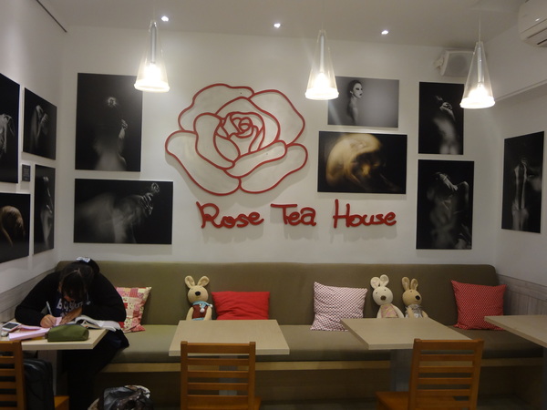 Rose Tea House：1021105[官本金文愛台灣]裝修後首訪Rose Tea House季節水果鬆餅好吃到想唱玫瑰玫瑰我愛妳