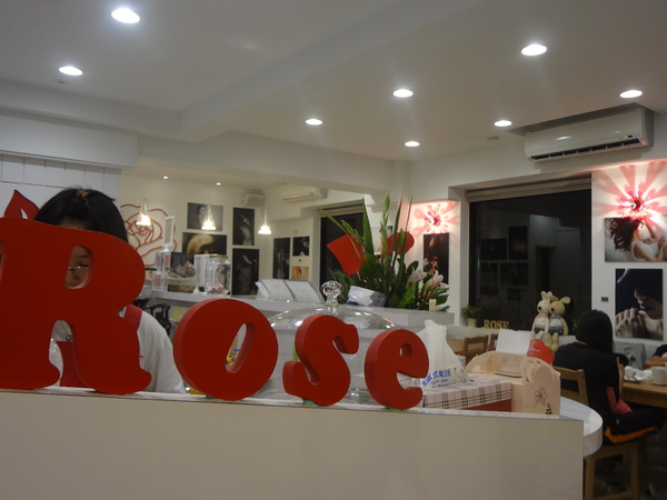 Rose Tea House：1021105[官本金文愛台灣]裝修後首訪Rose Tea House季節水果鬆餅好吃到想唱玫瑰玫瑰我愛妳