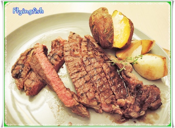 Les Bebes Cafe & Bar 貝貝西點(仁愛門市)：✜  餐桌上滴華麗冒險(初訪晚餐篇)-「Les Bebes Cafe & Bar貝貝西點(仁愛門市)」❤～