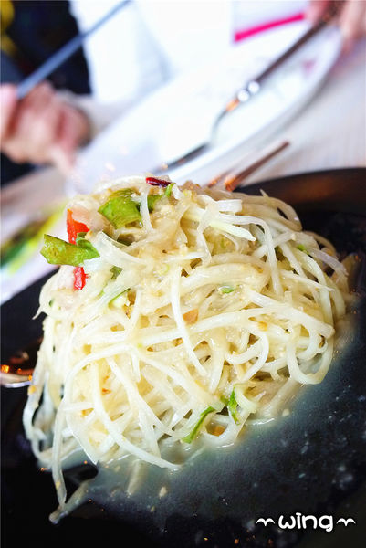 饗泰多泰式餐廳：［台北東區］創意泰式料理餐廳。【饗泰多Siam More】青木瓜沙拉/打拋豬/金錢魚餅體驗(忠孝復興站美食餐廳)