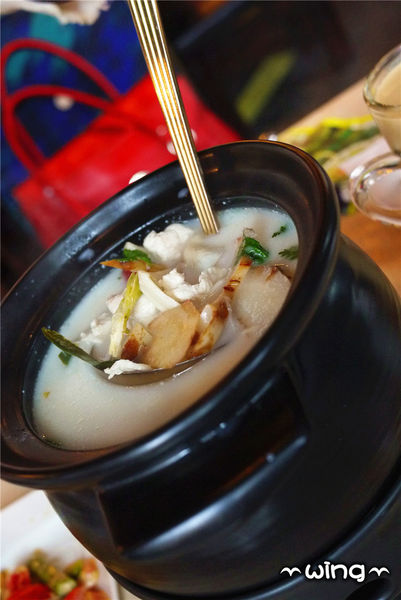 饗泰多泰式餐廳：［台北東區］創意泰式料理餐廳。【饗泰多Siam More】青木瓜沙拉/打拋豬/金錢魚餅體驗(忠孝復興站美食餐廳)