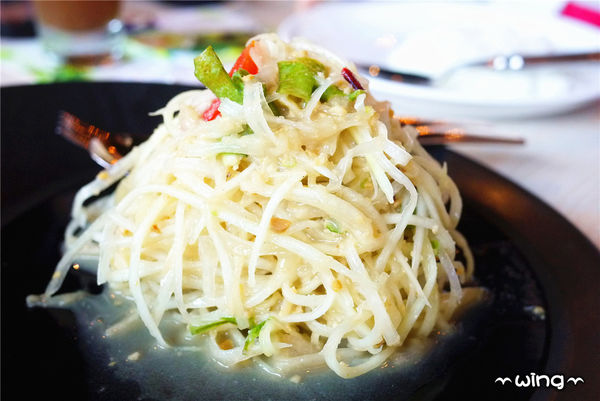 饗泰多泰式餐廳：［台北東區］創意泰式料理餐廳。【饗泰多Siam More】青木瓜沙拉/打拋豬/金錢魚餅體驗(忠孝復興站美食餐廳)