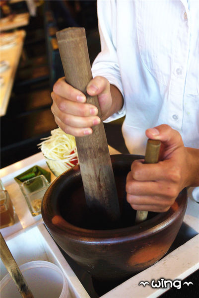 饗泰多泰式餐廳：［台北東區］創意泰式料理餐廳。【饗泰多Siam More】青木瓜沙拉/打拋豬/金錢魚餅體驗(忠孝復興站美食餐廳)