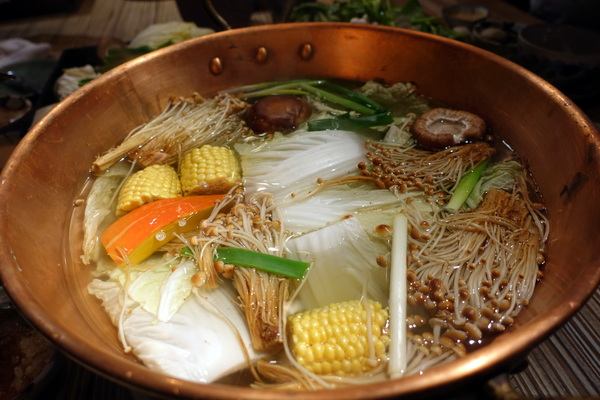 樂烹鍋物:(胖樺食記) 上引水產高檔火鍋「樂烹鍋物」。都市也可品嘗到來自遠洋的海味。台北美食/濱江街/老饕精選海鮮鍋/美國安格斯牛小排