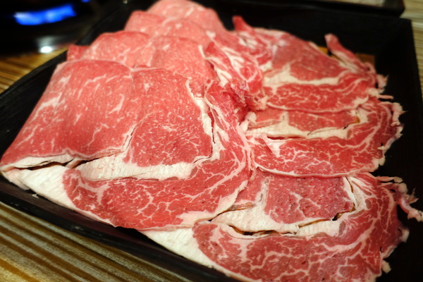 樂烹鍋物:(胖樺食記) 上引水產高檔火鍋「樂烹鍋物」。都市也可品嘗到來自遠洋的海味。台北美食/濱江街/老饕精選海鮮鍋/美國安格斯牛小排