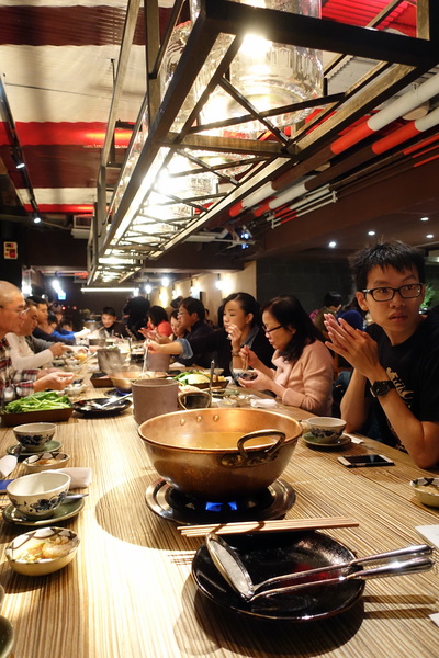 樂烹鍋物:(胖樺食記) 上引水產高檔火鍋「樂烹鍋物」。都市也可品嘗到來自遠洋的海味。台北美食/濱江街/老饕精選海鮮鍋/美國安格斯牛小排