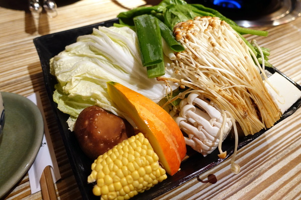 樂烹鍋物:(胖樺食記) 上引水產高檔火鍋「樂烹鍋物」。都市也可品嘗到來自遠洋的海味。台北美食/濱江街/老饕精選海鮮鍋/美國安格斯牛小排