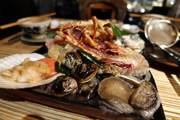 樂烹鍋物:(胖樺食記) 上引水產高檔火鍋「樂烹鍋物」。都市也可品嘗到來自遠洋的海味。台北美食/濱江街/老饕精選海鮮鍋/美國安格斯牛小排