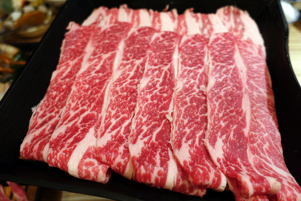 樂烹鍋物:(胖樺食記) 上引水產高檔火鍋「樂烹鍋物」。都市也可品嘗到來自遠洋的海味。台北美食/濱江街/老饕精選海鮮鍋/美國安格斯牛小排