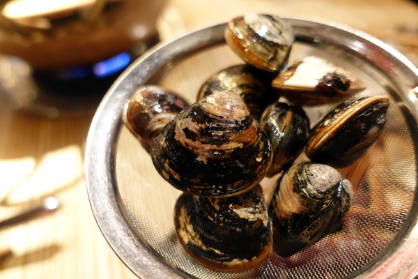 樂烹鍋物:(胖樺食記) 上引水產高檔火鍋「樂烹鍋物」。都市也可品嘗到來自遠洋的海味。台北美食/濱江街/老饕精選海鮮鍋/美國安格斯牛小排