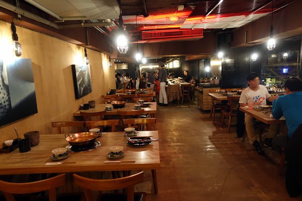 樂烹鍋物:(胖樺食記) 上引水產高檔火鍋「樂烹鍋物」。都市也可品嘗到來自遠洋的海味。台北美食/濱江街/老饕精選海鮮鍋/美國安格斯牛小排