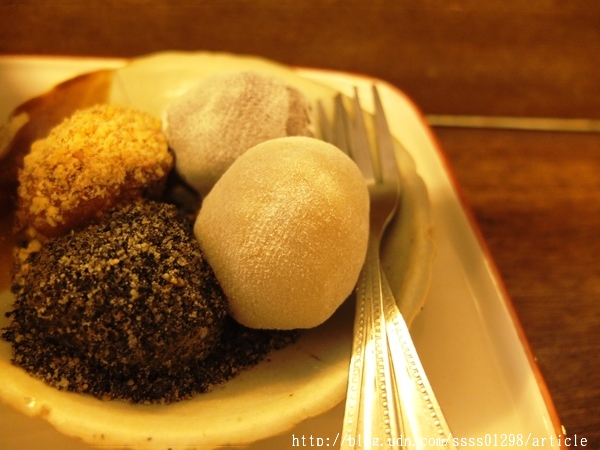 穀色穀香白羊道手工麻糬:【美食特搜。屏東恆春鎮】白羊道柴燒麻糬。恆春必吃美食 超人氣柴燒麻糬 純米手作的好滋味