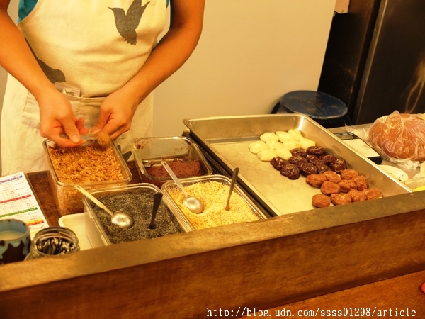 穀色穀香白羊道手工麻糬:【美食特搜。屏東恆春鎮】白羊道柴燒麻糬。恆春必吃美食 超人氣柴燒麻糬 純米手作的好滋味