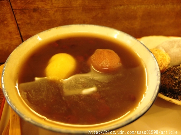 穀色穀香白羊道手工麻糬:【美食特搜。屏東恆春鎮】白羊道柴燒麻糬。恆春必吃美食 超人氣柴燒麻糬 純米手作的好滋味