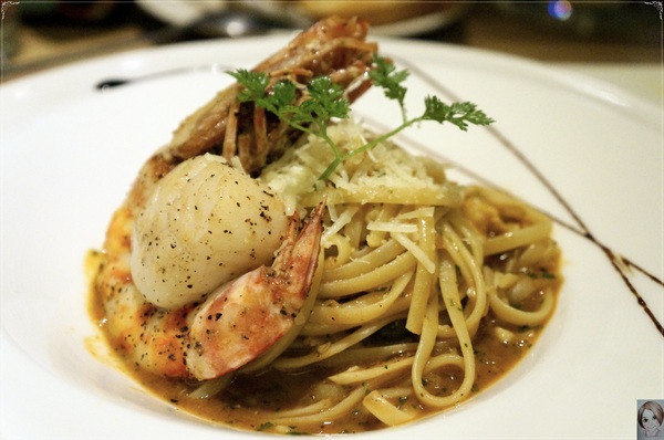 Eat Eat 意義Bistro：[試吃]台北捷運忠孝復興站Eat Eat Bistro~肥美鮮蝦&厚實干貝的美味義大利麵