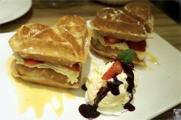 Eat Eat 意義Bistro：[試吃]台北捷運忠孝復興站Eat Eat Bistro~肥美鮮蝦&厚實干貝的美味義大利麵