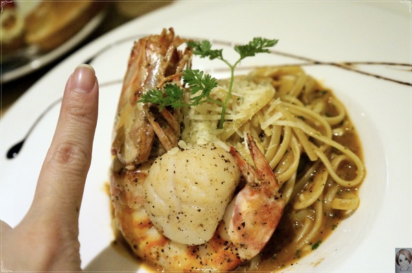 Eat Eat 意義Bistro：[試吃]台北捷運忠孝復興站Eat Eat Bistro~肥美鮮蝦&厚實干貝的美味義大利麵