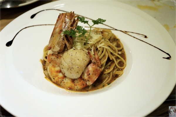 Eat Eat 意義Bistro：[試吃]台北捷運忠孝復興站Eat Eat Bistro~肥美鮮蝦&厚實干貝的美味義大利麵