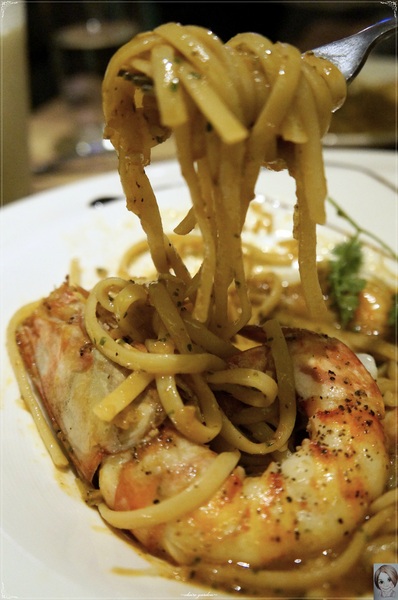 Eat Eat 意義Bistro：[試吃]台北捷運忠孝復興站Eat Eat Bistro~肥美鮮蝦&厚實干貝的美味義大利麵