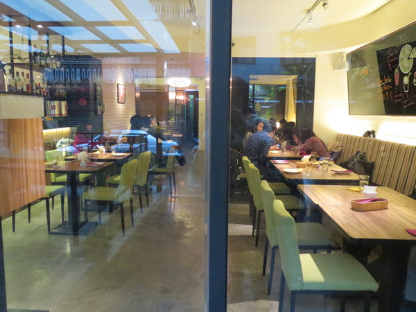 Eat Eat 意義Bistro：【口碑券NO.59】甜點有加分，但還是吃氣氛居多的＂Eat Eat 意義Bistro＂食記