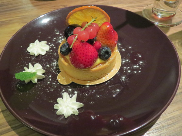 Eat Eat 意義Bistro：【口碑券NO.59】甜點有加分，但還是吃氣氛居多的＂Eat Eat 意義Bistro＂食記